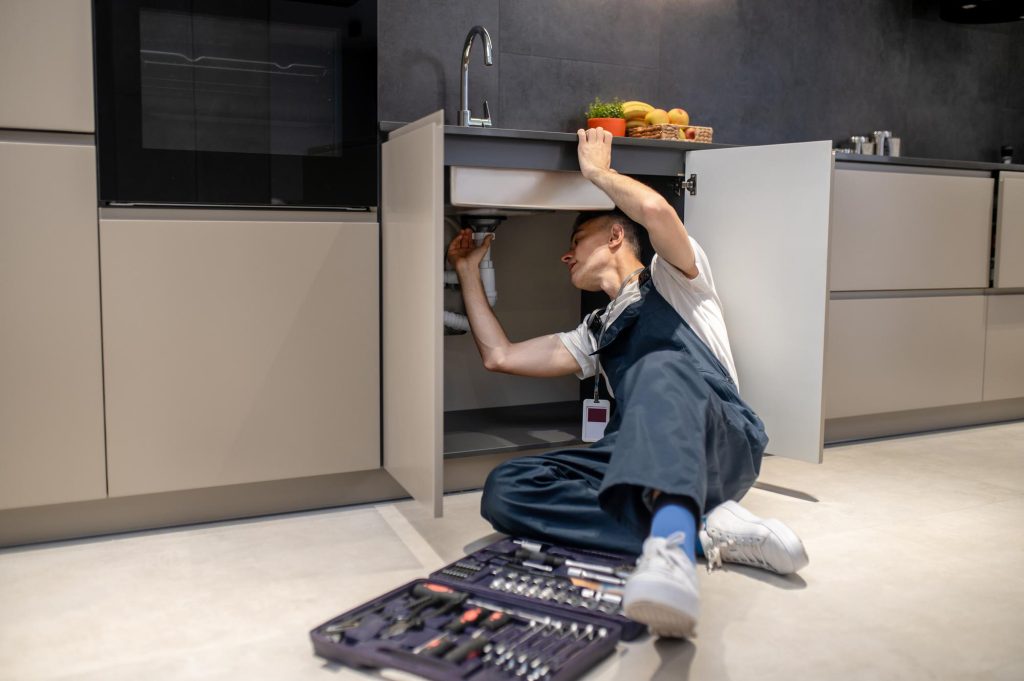persona instalando un grifo de cocina