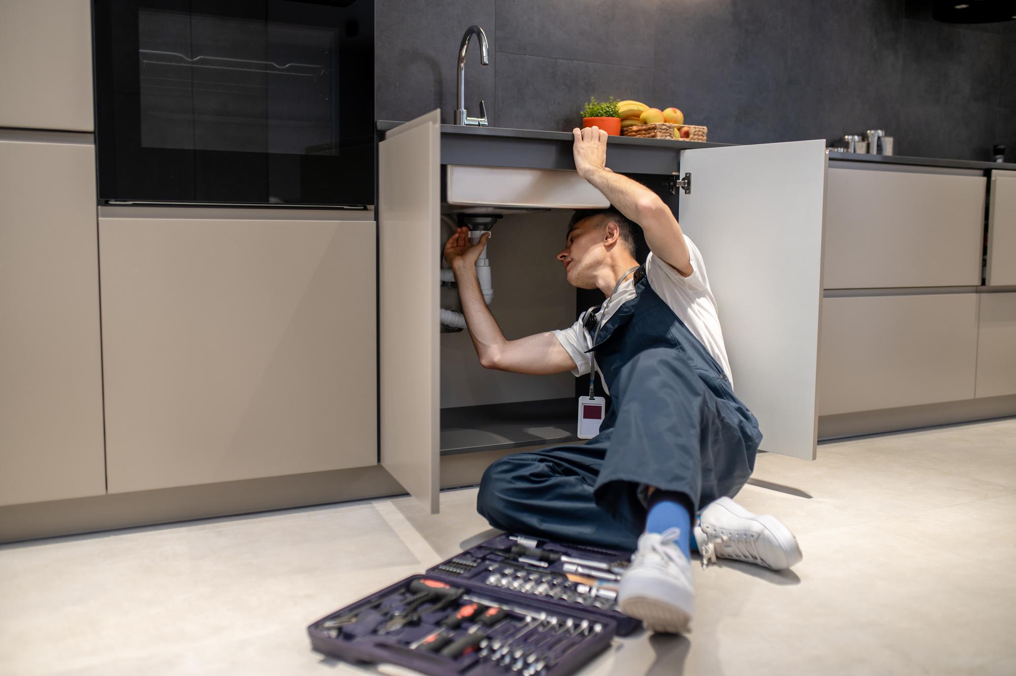 persona instalando un grifo de cocina